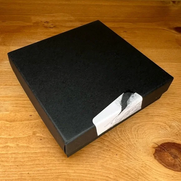 NWT Macy’s Half Hoop Earrings Emerald Green with Black Dust Cover - Picture 7 of 8